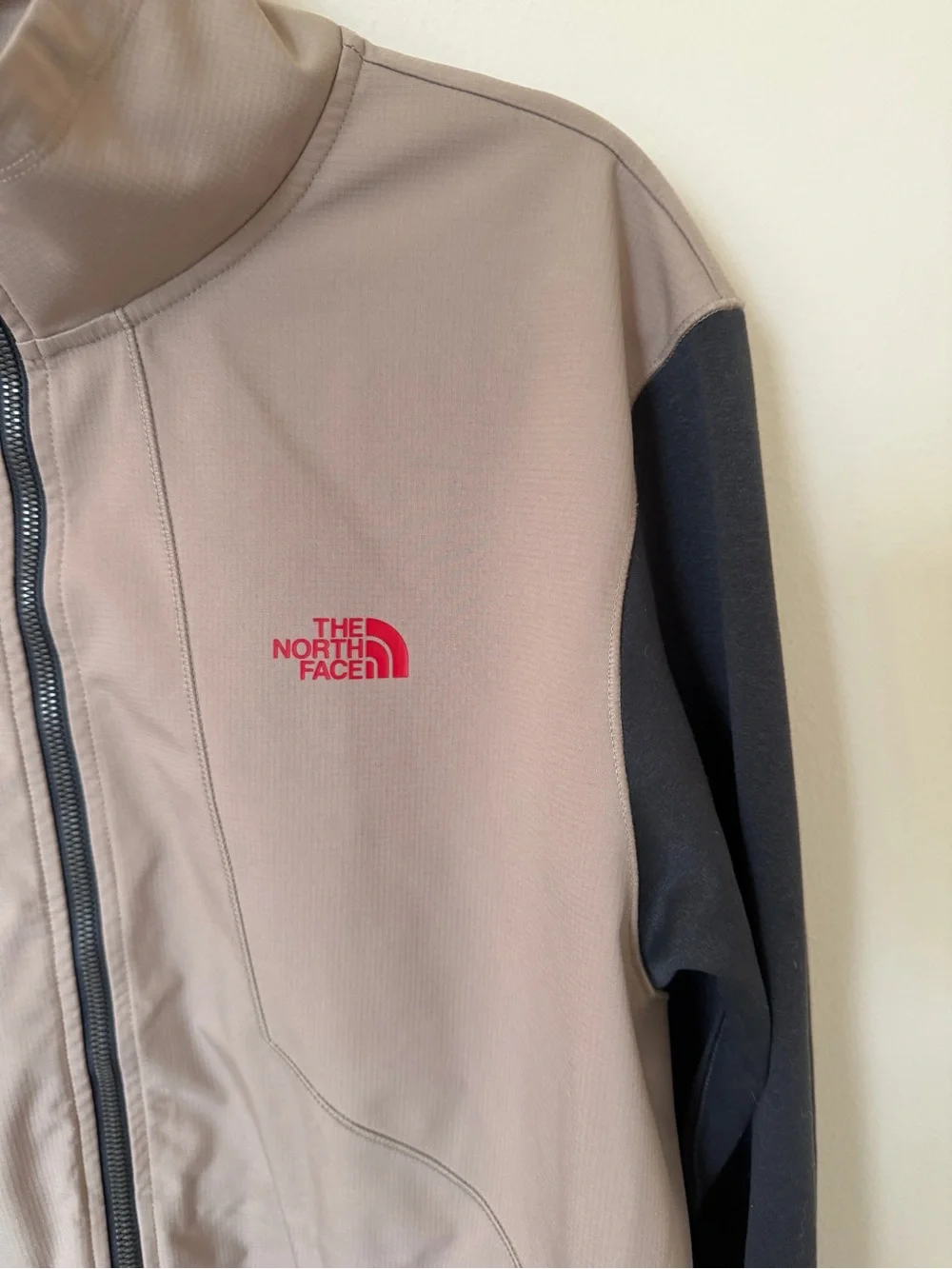 THE NORTH FACE Kilowatt Full Zip Jacket in Tan & Grey